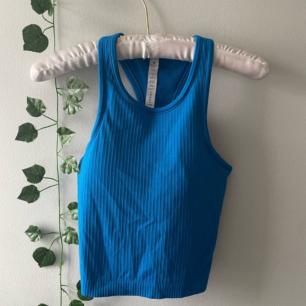 Lululemon ebb to street cropped poolside
